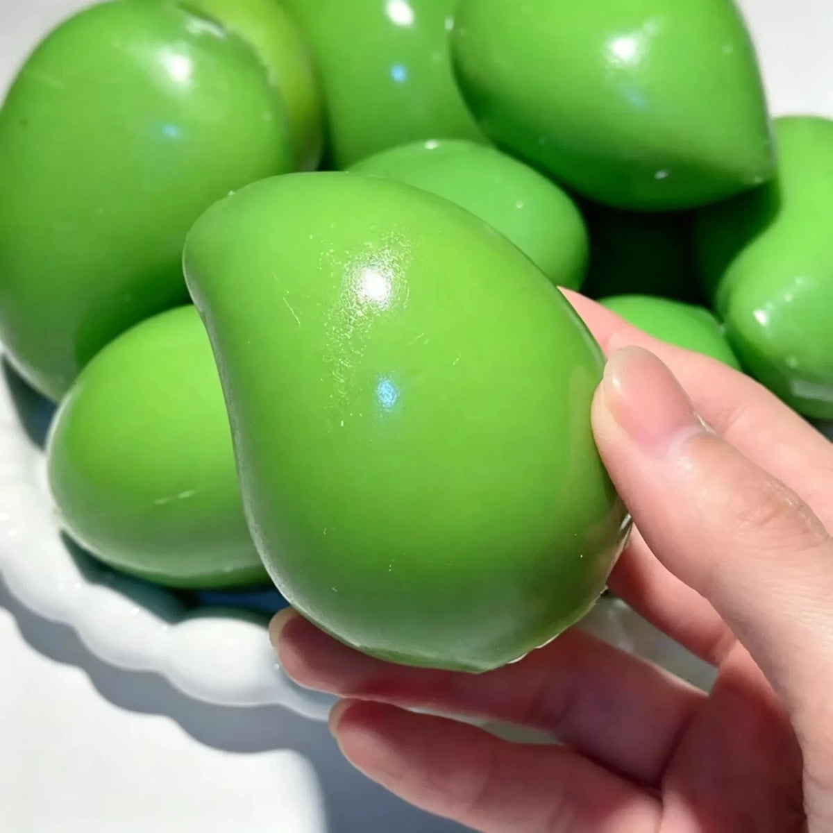Novelty Color Changing Mango Squishy Toy Moldable Slow Rising Stress Relief Fidget Toy for Adults Birthday Party Favors Gifts